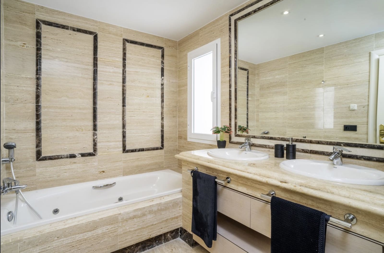 3 bedroom Apartment for sale in Marbella with pool - € 1,020,000 (Ref: 10139409)
