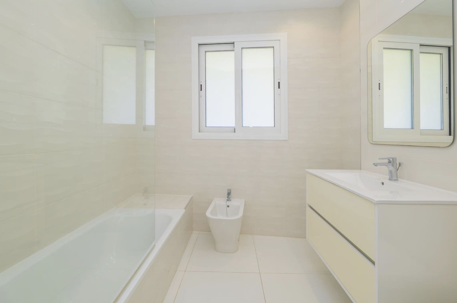 3 bedroom Apartment for sale in Marbella with garage - € 725,000 (Ref: 10142361)