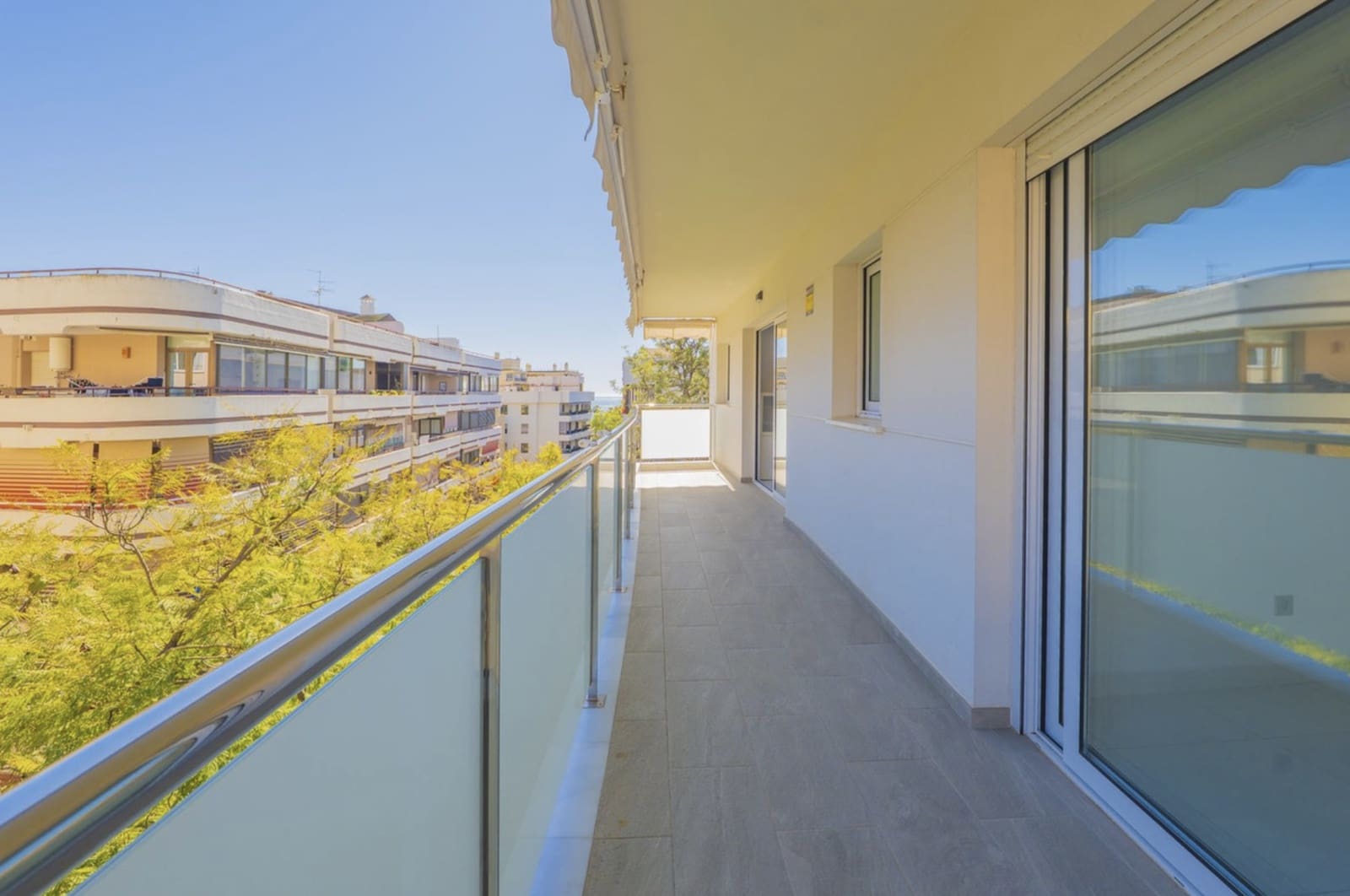 3 bedroom Apartment for sale in Marbella with garage - € 725,000 (Ref: 10142361)