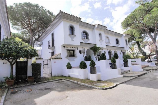 5 makuuhuone Omakotitalo myytävänä paikassa Marbella mukana uima-altaan - 943 000 € (Ref: 10142362)