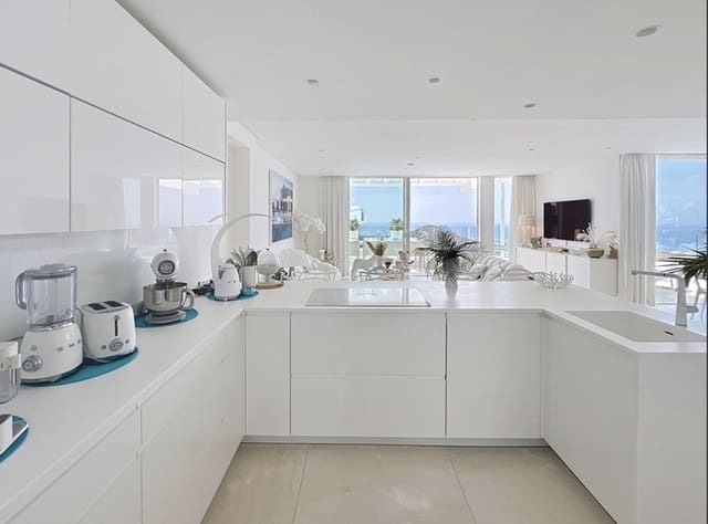 3 sypialnia Penthouse na sprzedaż w Marbella z basenem garażem - 2 235 000 € (Ref: 10146705)