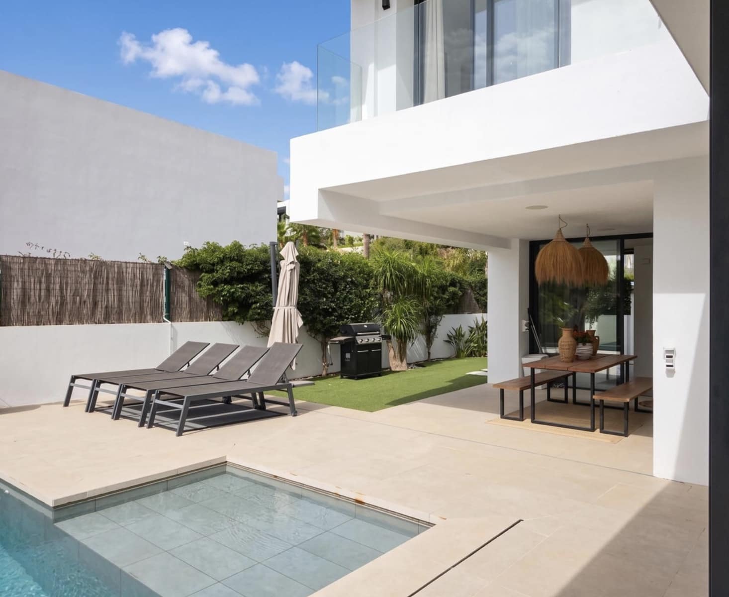 Villa til salgs i El Paraiso med svømmebasseng garasje - € 1 800 000 (Ref: 10146708)