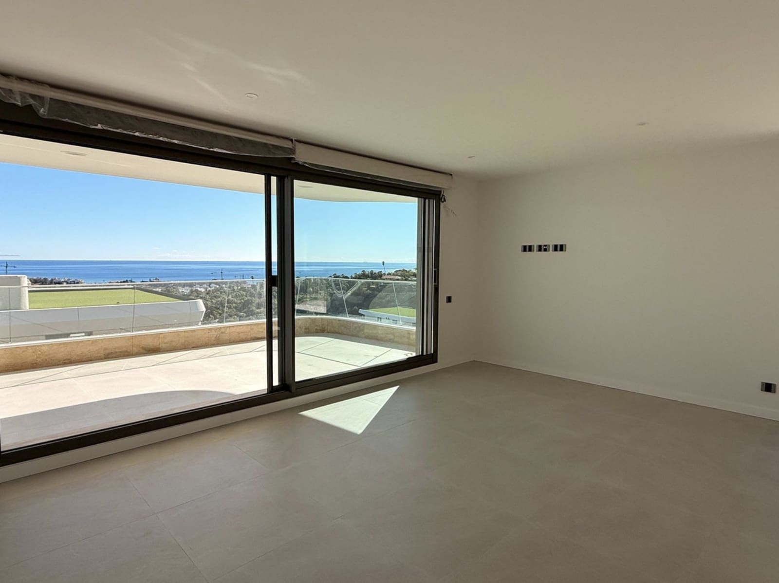 Apartamento de 3 habitaciones en New Golden Mile en venta con piscina garaje - 940.000 € (Ref: 10146711)