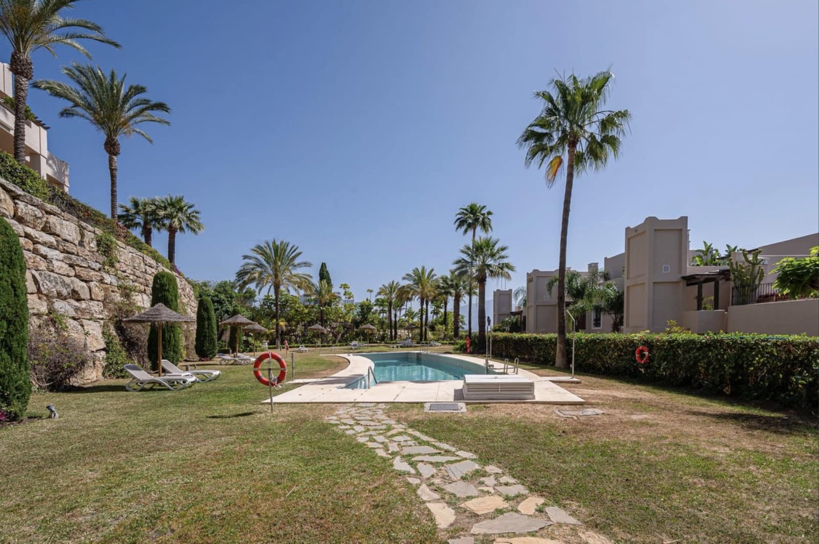 2 soveværelse Lejlighed til salg i El Paraiso med swimmingpool garage - € 549.000 (Ref: 10154899)