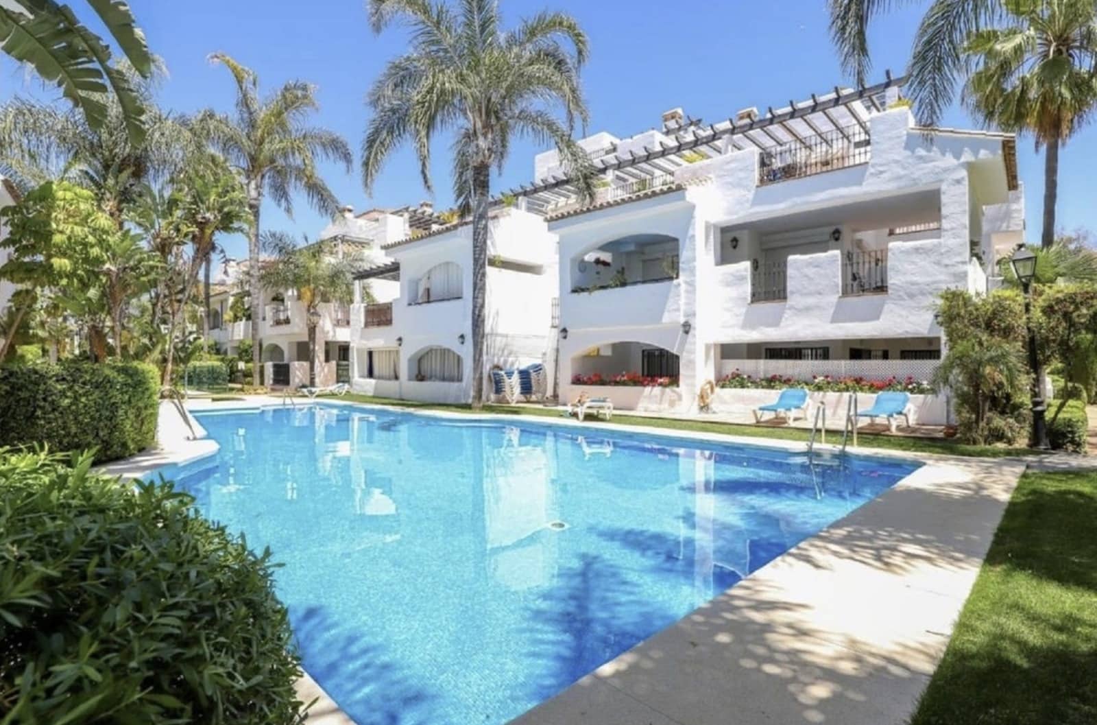 2 bedroom Apartment for sale in San Pedro de Alcantara with pool - € 695,000 (Ref: 10154902)