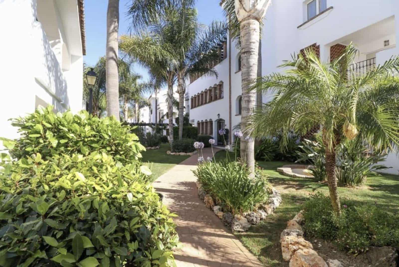 2 bedroom Apartment for sale in San Pedro de Alcantara with pool - € 695,000 (Ref: 10154902)