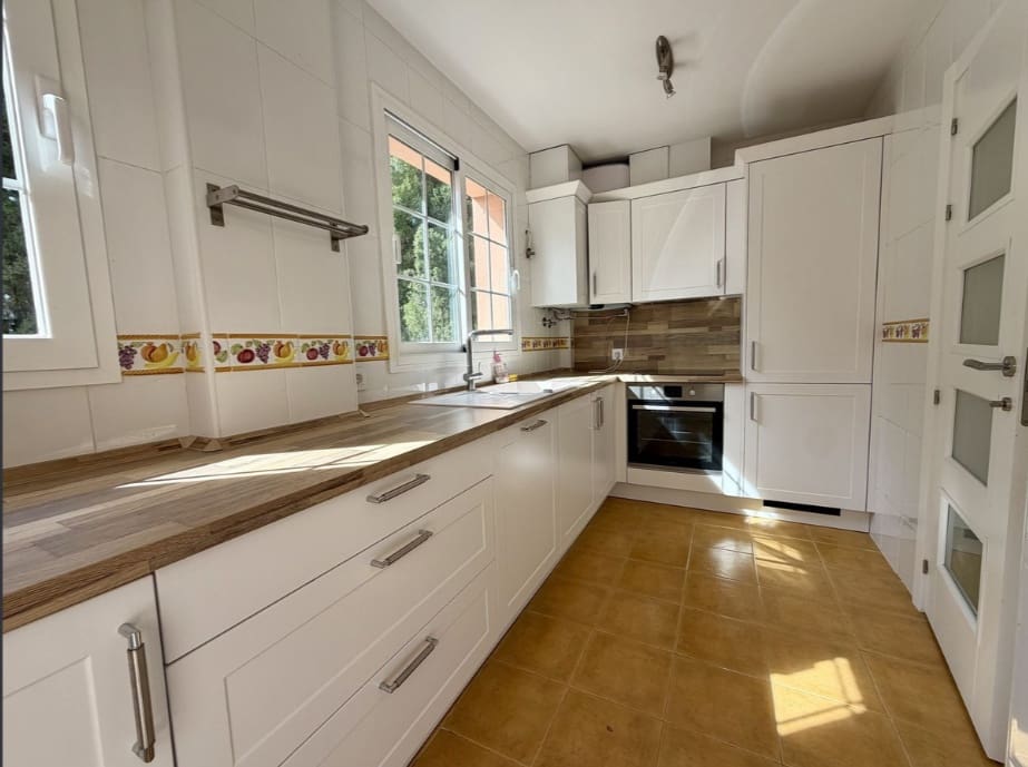 3 soverom Leilighet til salgs i Nueva Andalucia med svømmebasseng garasje - € 575 000 (Ref: 10154904)