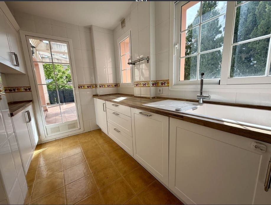 3 soverom Leilighet til salgs i Nueva Andalucia med svømmebasseng garasje - € 575 000 (Ref: 10154904)