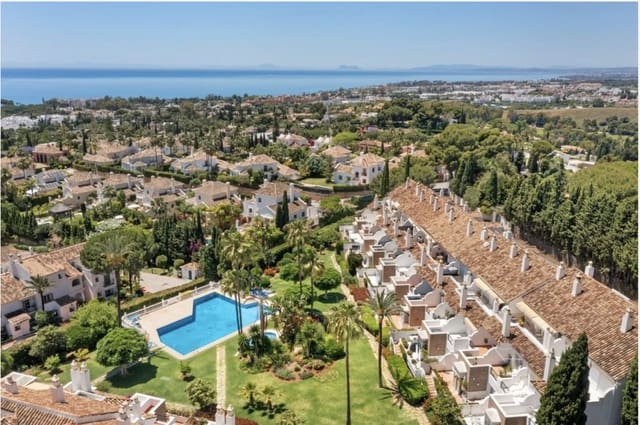 3 chambre Maison de Ville à vendre à El Paraiso, Estepona avec piscine garage - 679 000 € (Ref: 10157580)