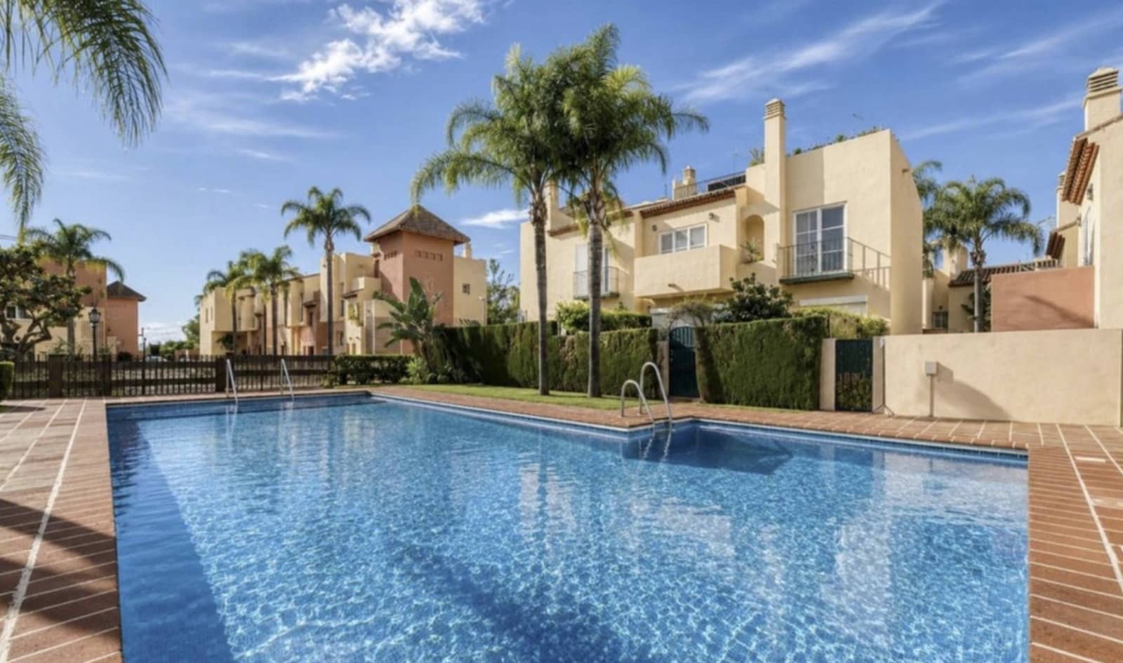 3 sypialnia Dom na sprzedaż w Marbella z basenem garażem - 540 000 € (Ref: 10159284)
