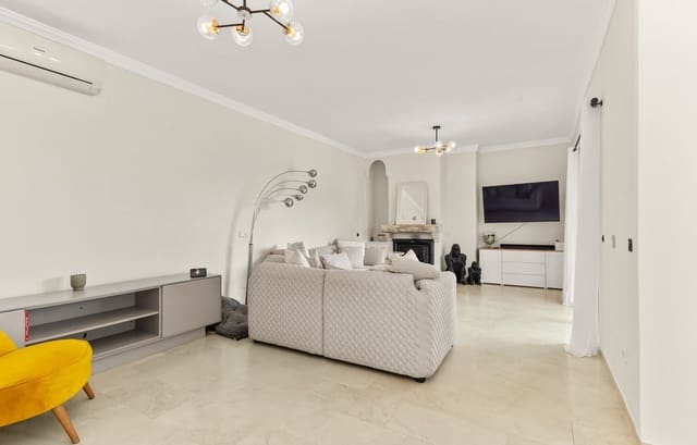 3 sypialnia Willa na sprzedaż w Estepona Golf, Estepona z basenem garażem - 750 000 € (Ref: 10161228)