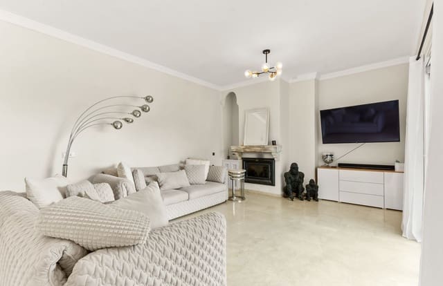 3 sypialnia Willa na sprzedaż w Estepona Golf, Estepona z basenem garażem - 750 000 € (Ref: 10161228)