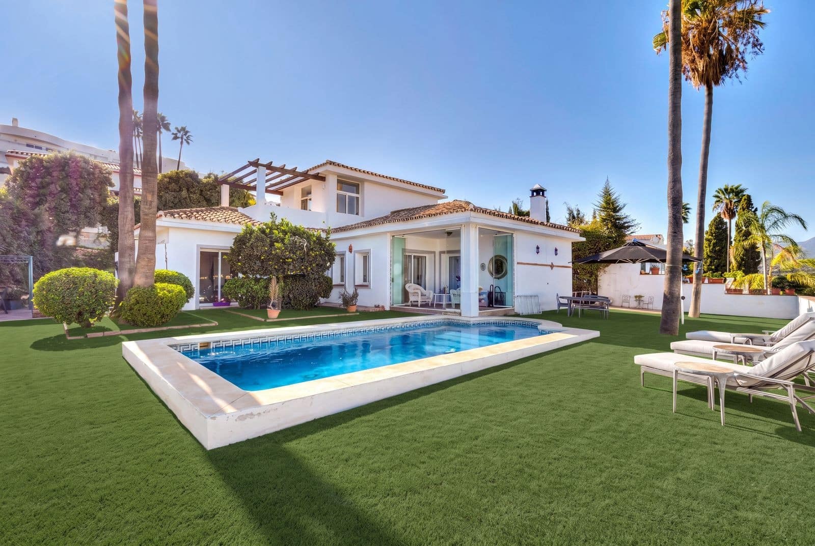 3 sypialnia Willa na sprzedaż w Estepona z basenem garażem - 750 000 € (Ref: 10161228)