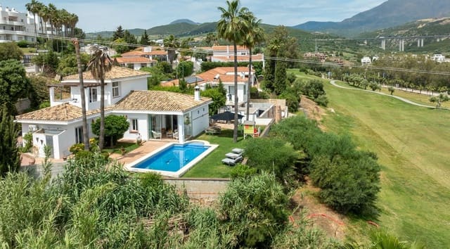 3 sypialnia Willa na sprzedaż w Estepona Golf, Estepona z basenem garażem - 750 000 € (Ref: 10161228)