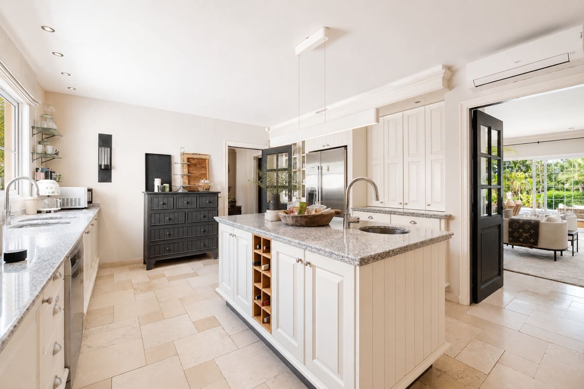6 bedroom Villa for sale in Marbella with pool garage - € 4,450,000 (Ref: 10164811)