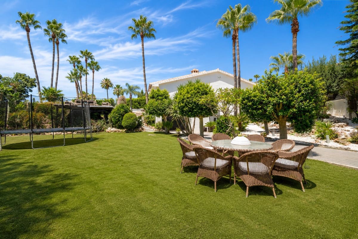 6 bedroom Villa for sale in Marbella with pool garage - € 4,450,000 (Ref: 10164811)