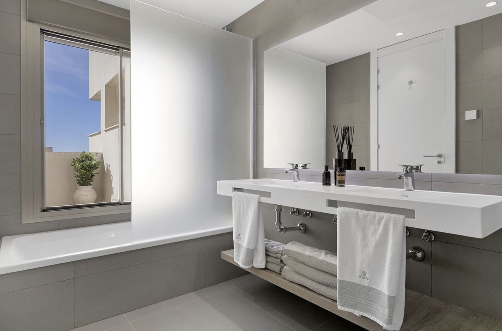 3 quarto Apartamento para venda em Estepona com piscina garagem - 1 075 000 € (Ref: 10164815)