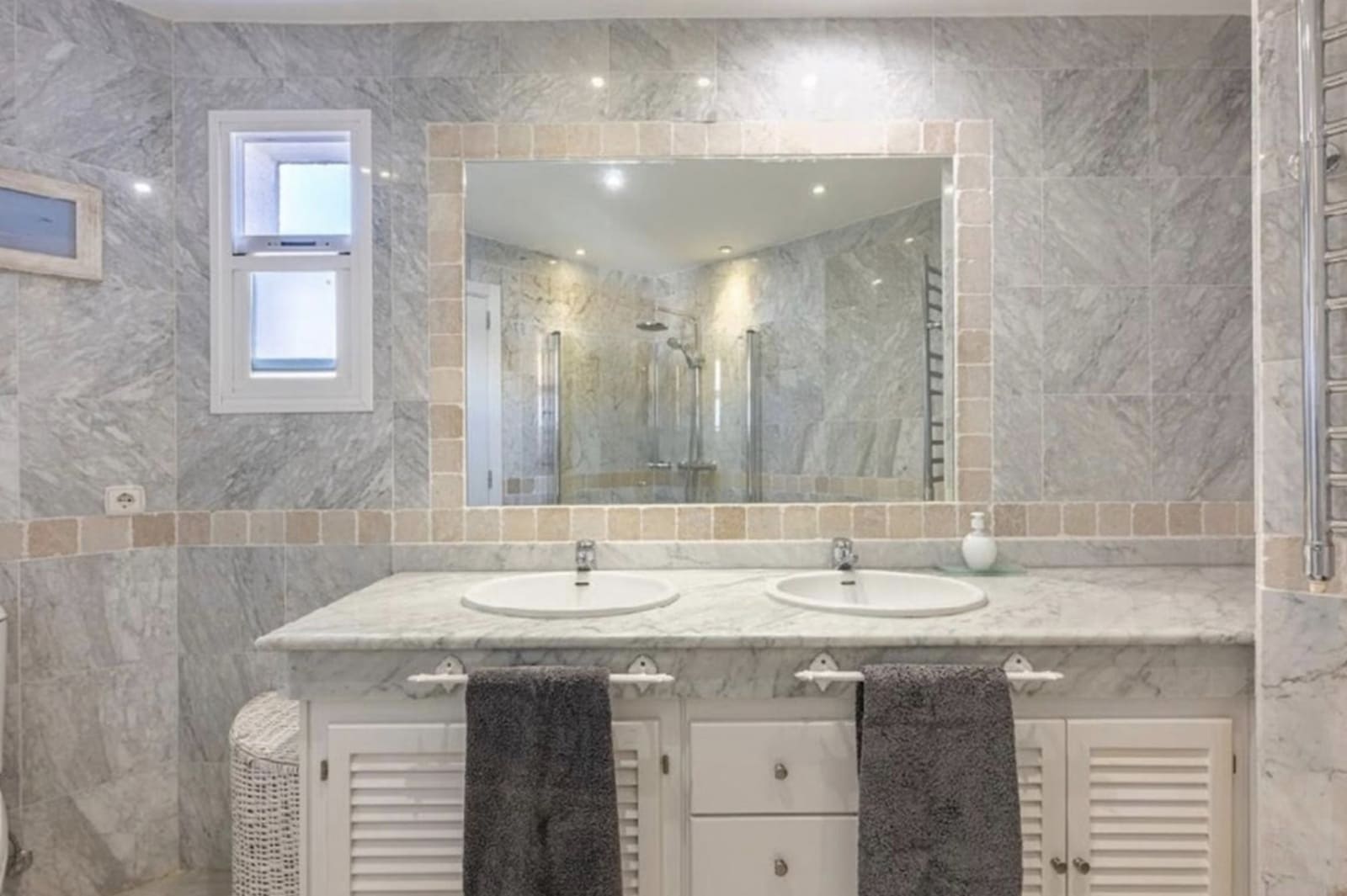 4 sypialnia Apartament na sprzedaż w Marbella z basenem garażem - 1 350 000 € (Ref: 10166326)