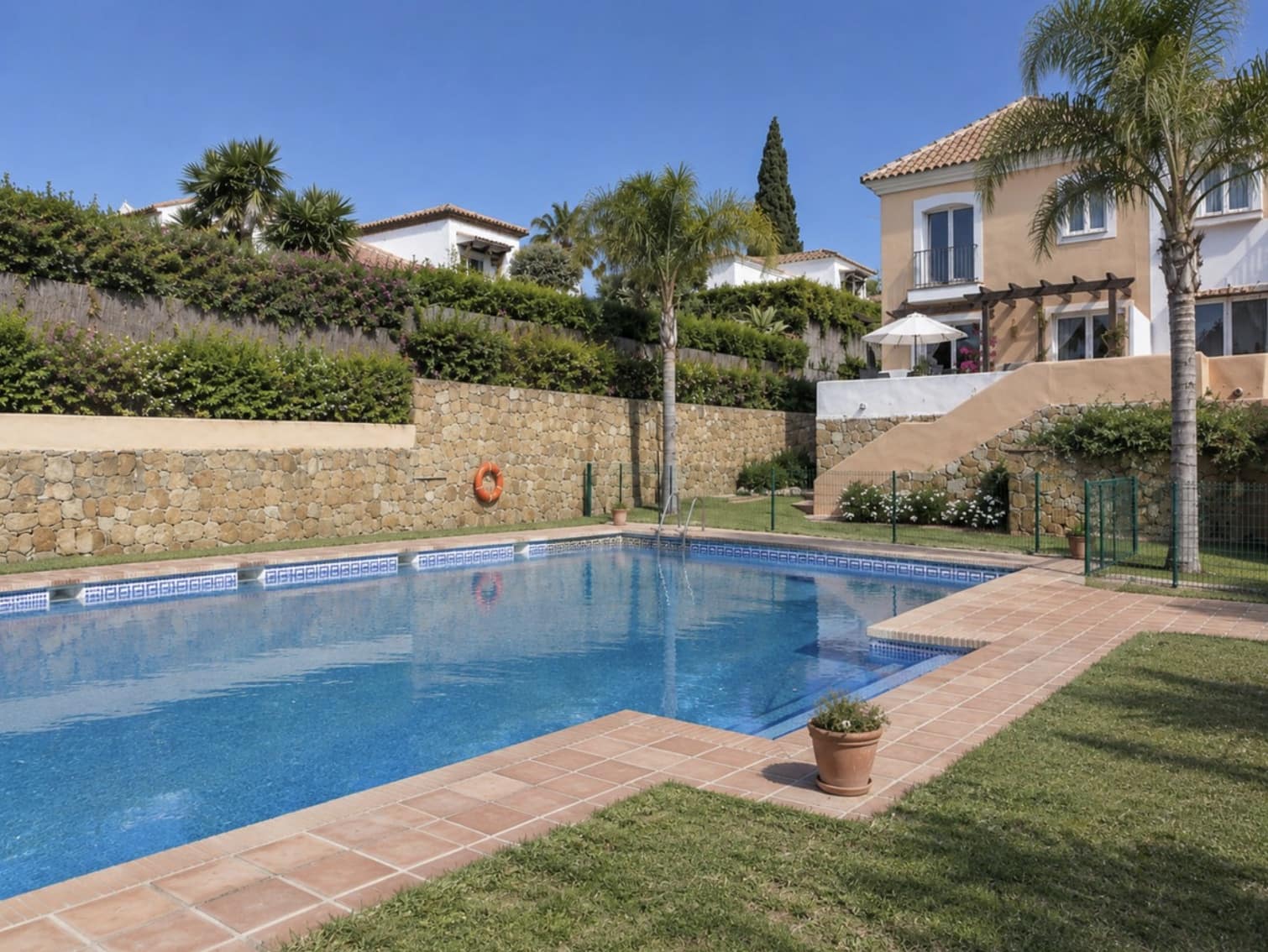 2 bedroom Townhouse for sale in Marbella with pool garage - € 650,000 (Ref: 10166329)