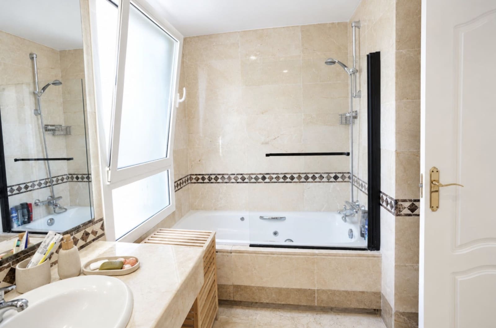 2 bedroom Townhouse for sale in Marbella with pool garage - € 650,000 (Ref: 10166329)