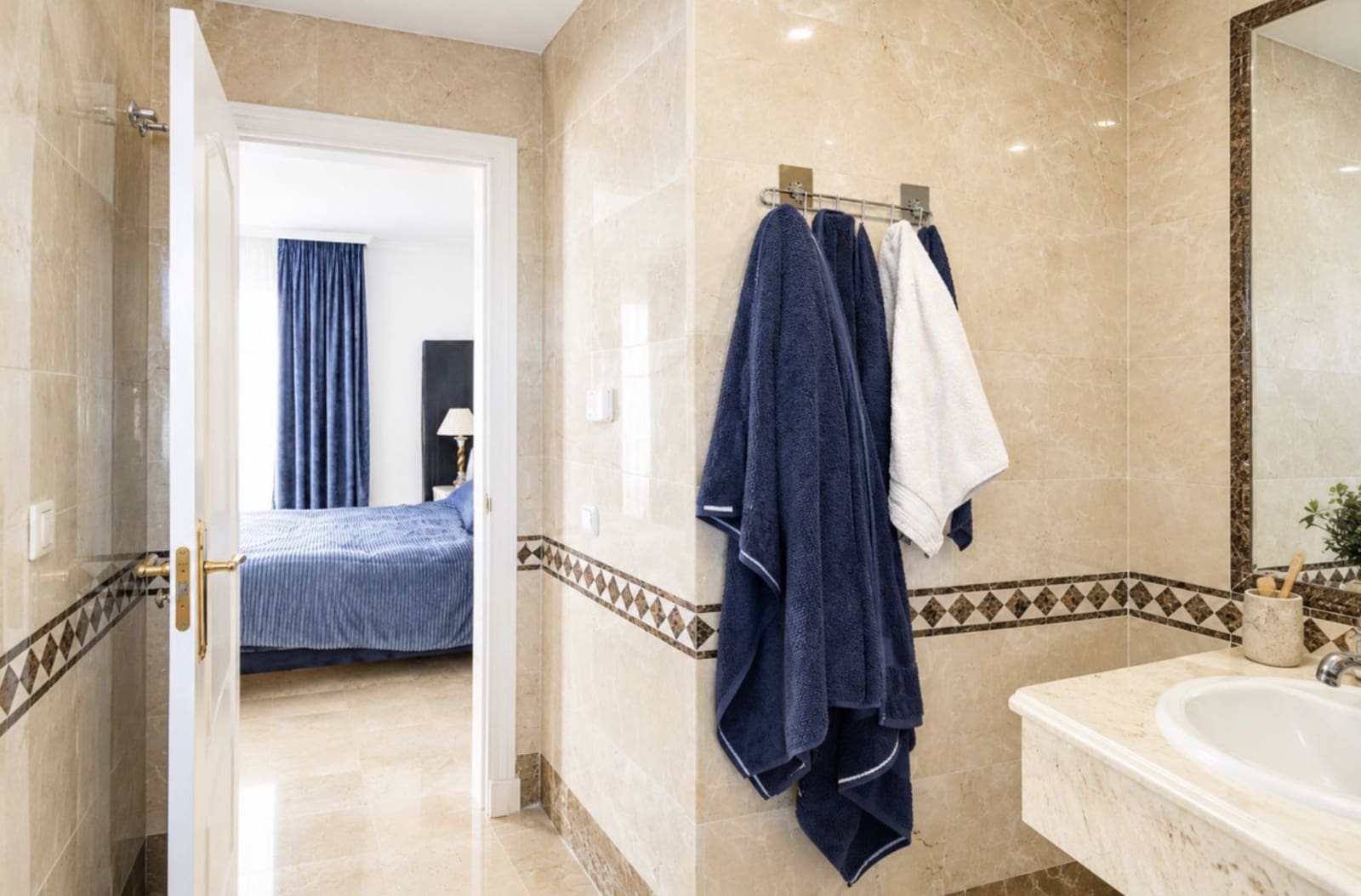2 bedroom Townhouse for sale in Marbella with pool garage - € 650,000 (Ref: 10166329)