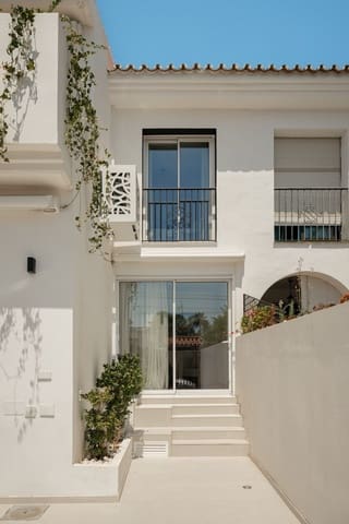 4 makuuhuone Omakotitalo myytävänä paikassa San Pedro de Alcantara, Marbella mukana 
autotalli - 1 050 000 € (Ref: 10166333)