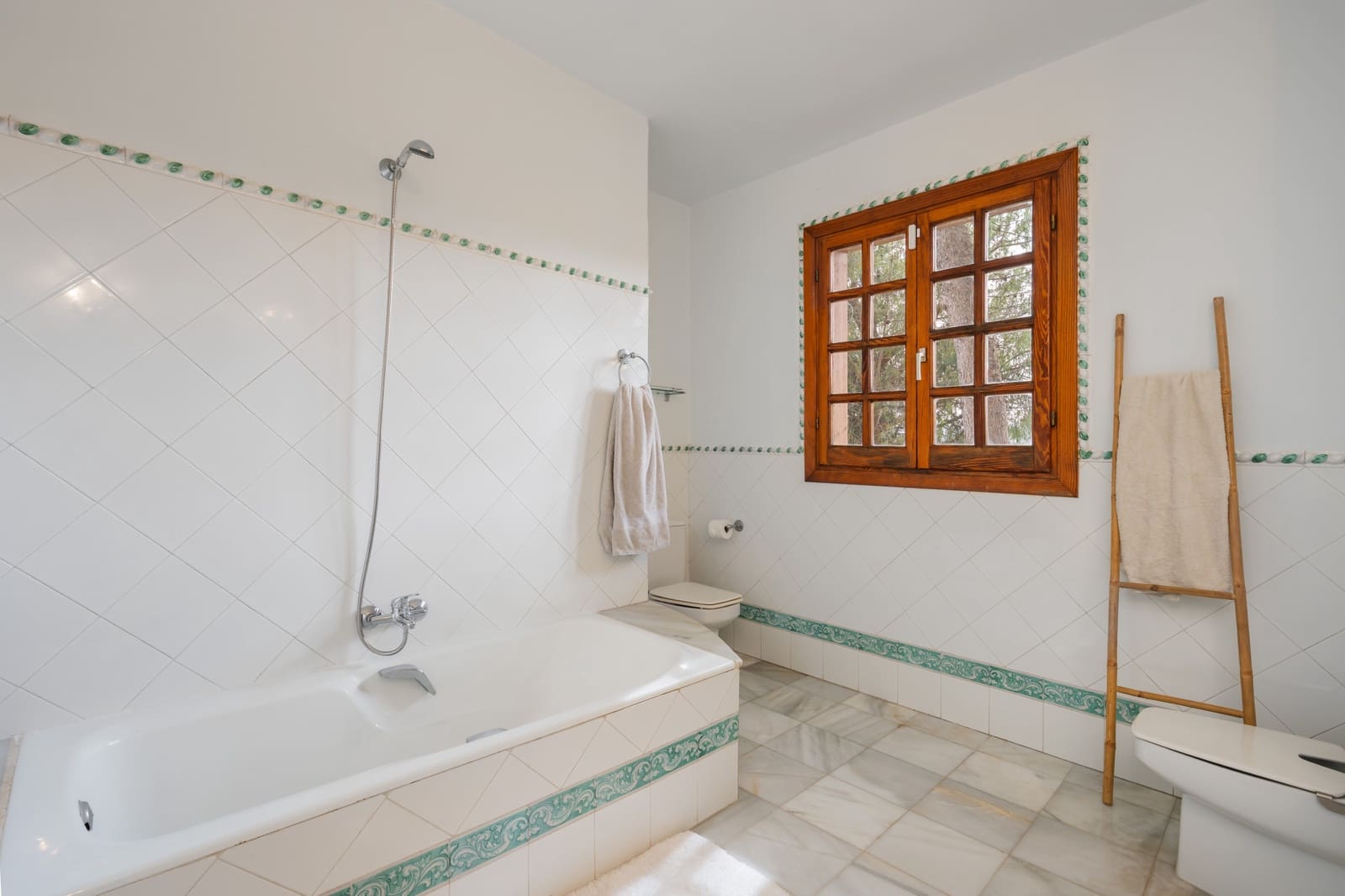 Chalet de 4 habitaciones en El Madroñal en venta con piscina - 2.350.000 € (Ref: 10166336)