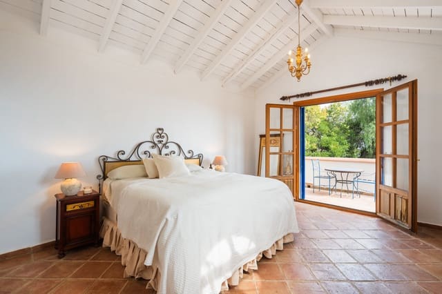 Chalet de 4 habitaciones en El Madroñal, Benahavís en venta con piscina - 2.350.000 € (Ref: 10166336)