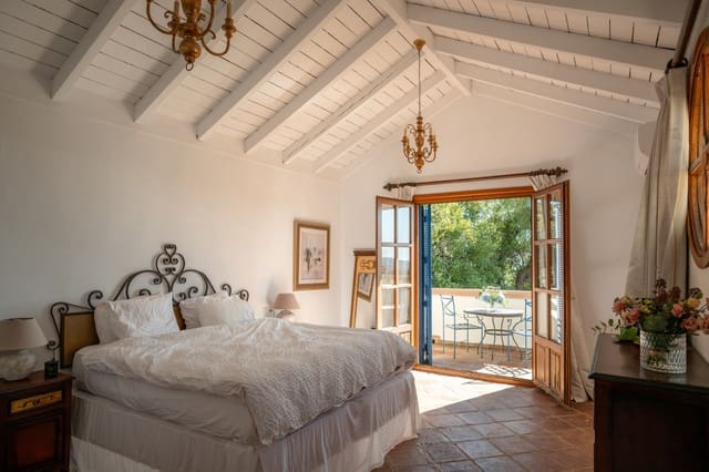 Chalet de 4 habitaciones en El Madroñal, Benahavís en venta con piscina - 2.350.000 € (Ref: 10166336)