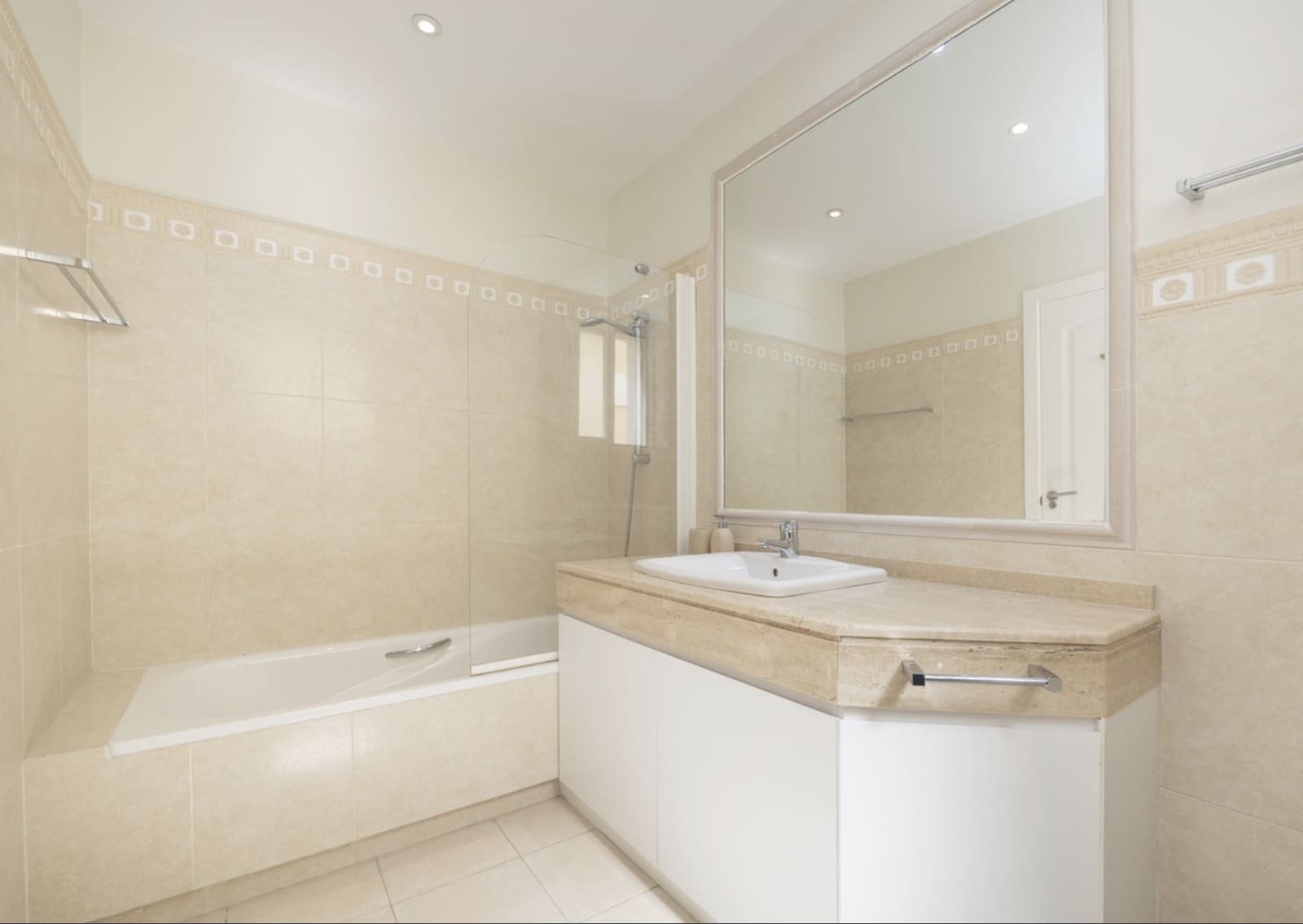 3 bedroom Townhouse for sale in Marbella with pool garage - € 1,375,000 (Ref: 10168404)