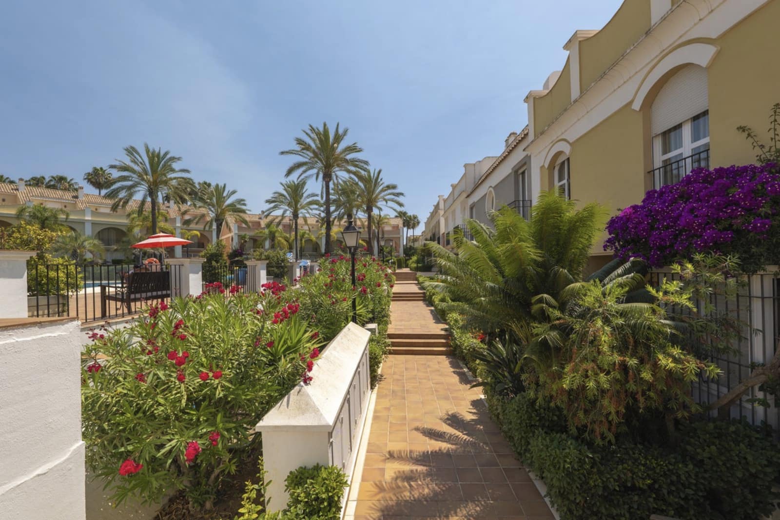 3 bedroom Townhouse for sale in Marbella with pool garage - € 1,375,000 (Ref: 10168404)
