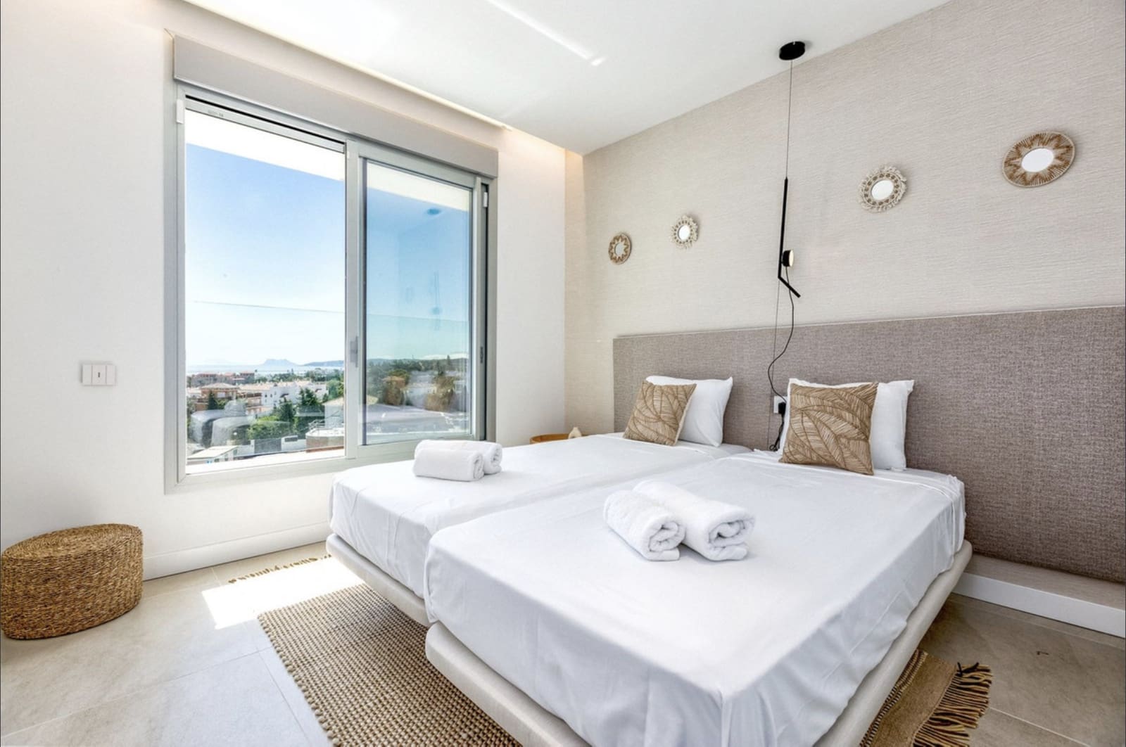 4 sypialnia Dom na sprzedaż w Estepona z basenem garażem - 1 185 000 € (Ref: 10168407)