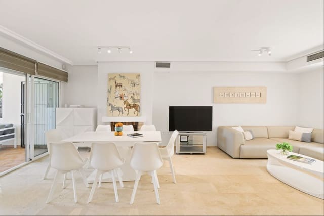 4 soveværelse Byhus til salg i Marbella med swimmingpool garage - € 1.150.000 (Ref: 10173485)