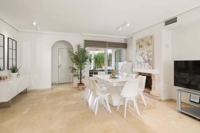 4 soveværelse Byhus til salg i Marbella med swimmingpool garage - € 1.150.000 (Ref: 10173485)