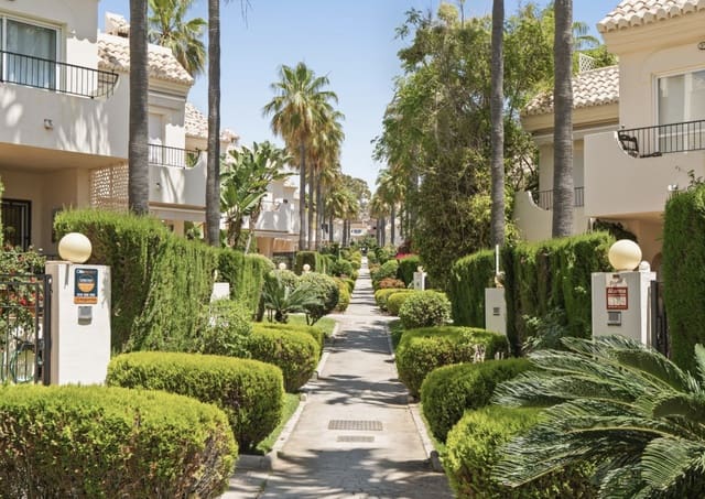 4 soveværelse Byhus til salg i Marbella med swimmingpool garage - € 1.150.000 (Ref: 10173485)