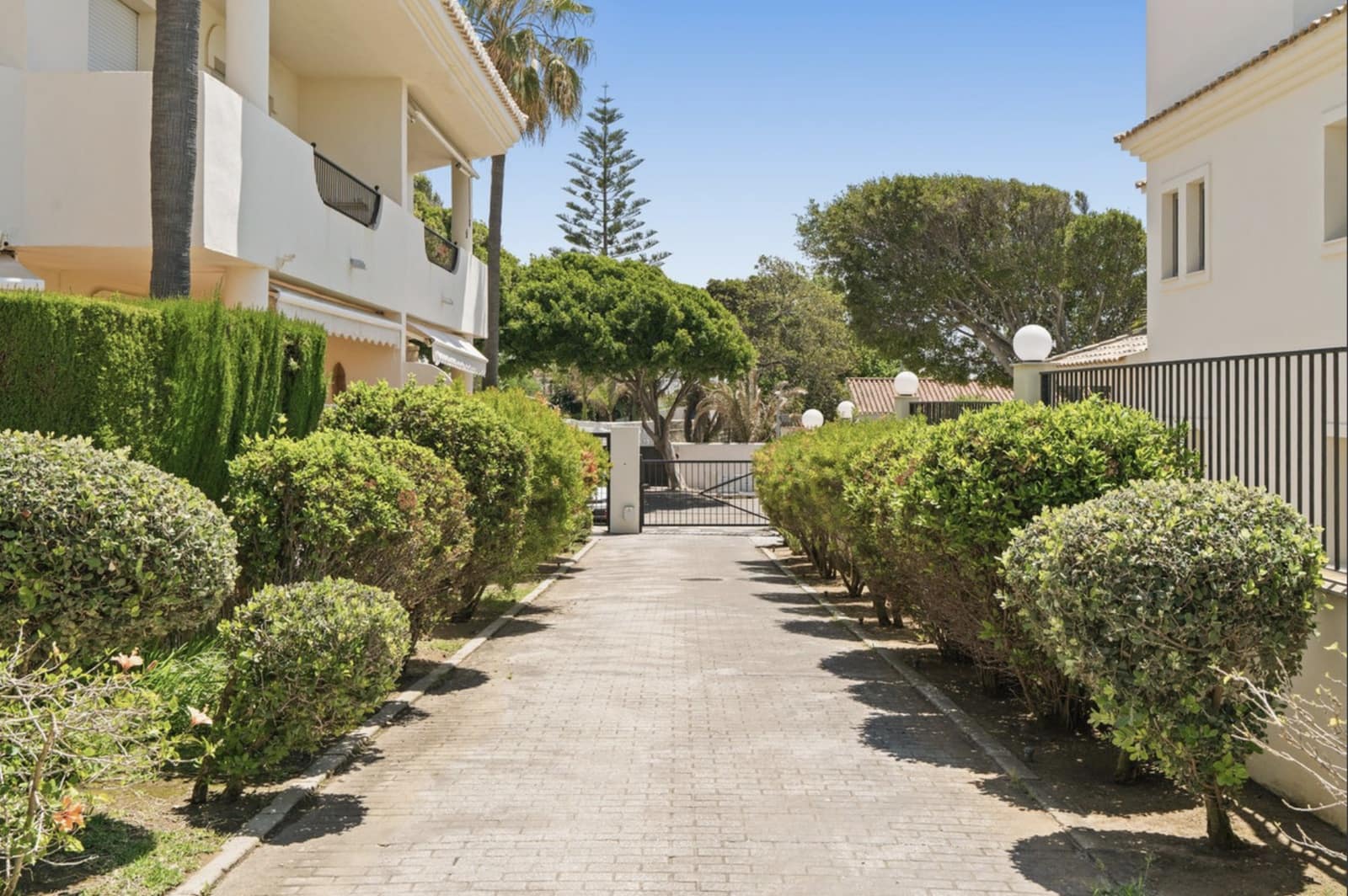 4 bedroom Townhouse for sale in Marbella with pool garage - € 1,150,000 (Ref: 10173485)