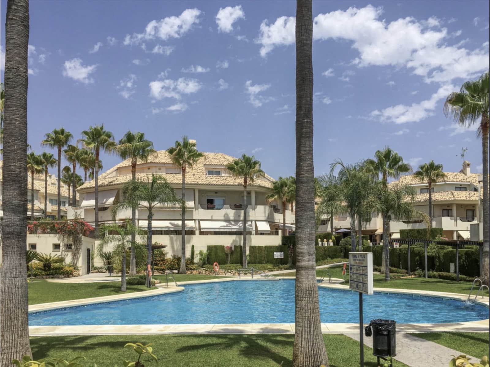 4 bedroom Townhouse for sale in Marbella with pool garage - € 1,150,000 (Ref: 10173485)