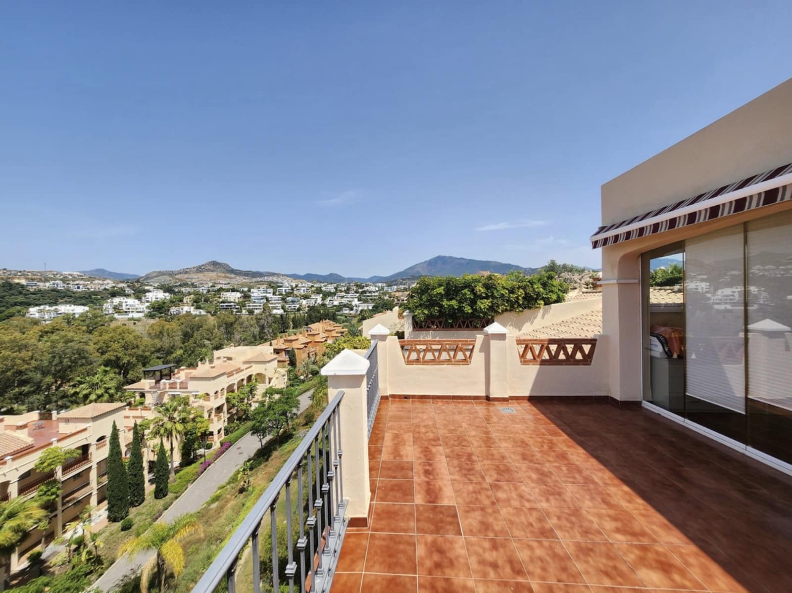 3 soveværelse Penthouse til salg i El Paraiso med swimmingpool garage - € 1.075.000 (Ref: 10173490)