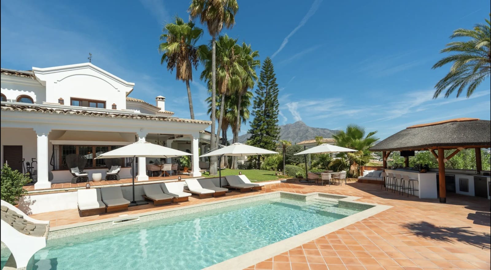 5 soverom Villa til salgs i La Quinta med svømmebasseng garasje - € 5 995 000 (Ref: 10177016)