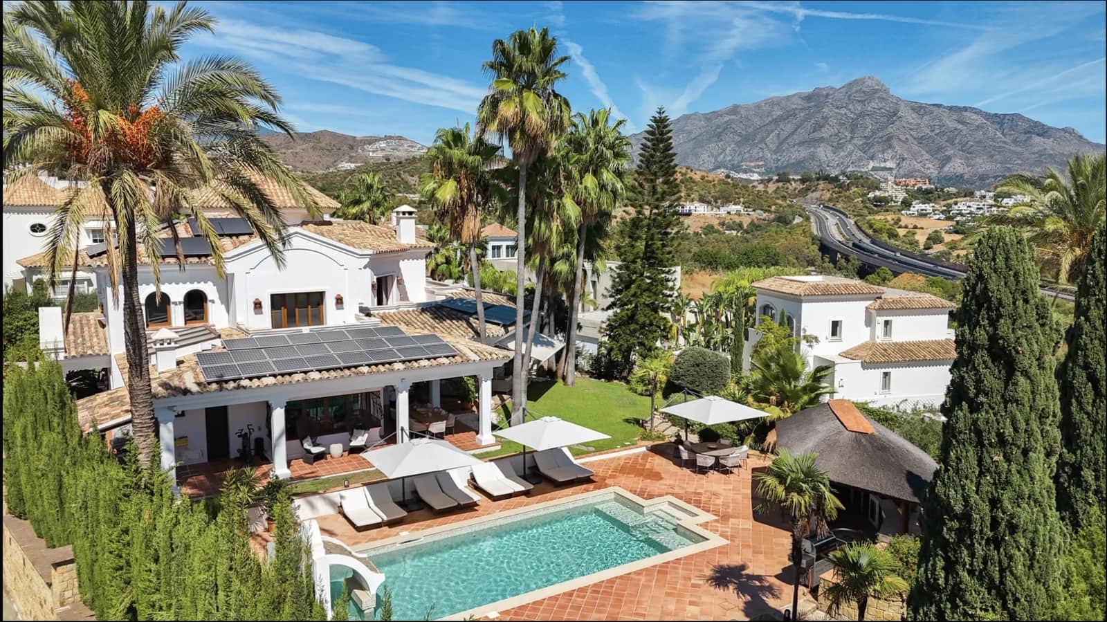 5 soverom Villa til salgs i La Quinta med svømmebasseng garasje - € 5 995 000 (Ref: 10177016)