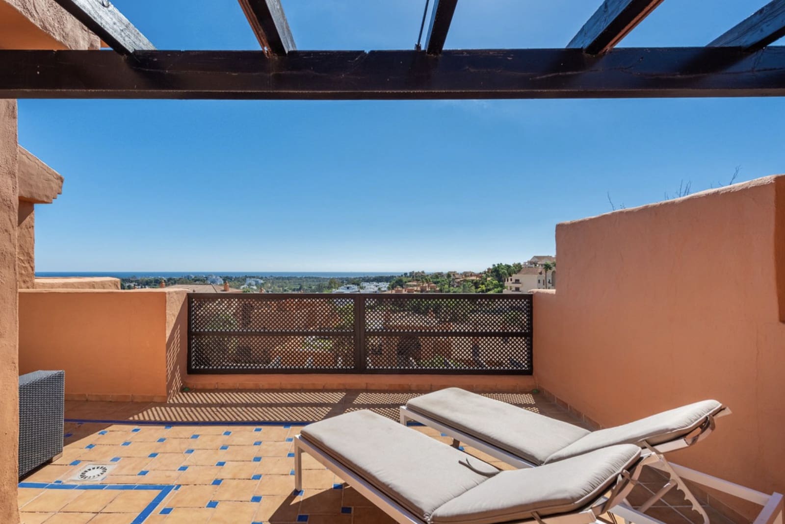 3 sypialnia Penthouse na sprzedaż w Benahavis z basenem garażem - 649 000 € (Ref: 10182896)
