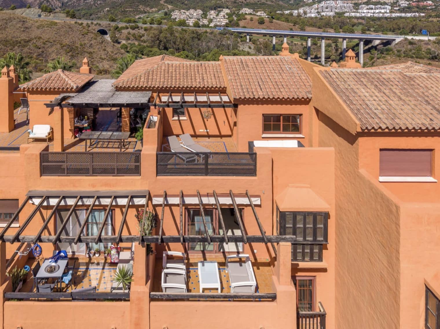 3 sypialnia Penthouse na sprzedaż w Benahavis z basenem garażem - 649 000 € (Ref: 10182896)