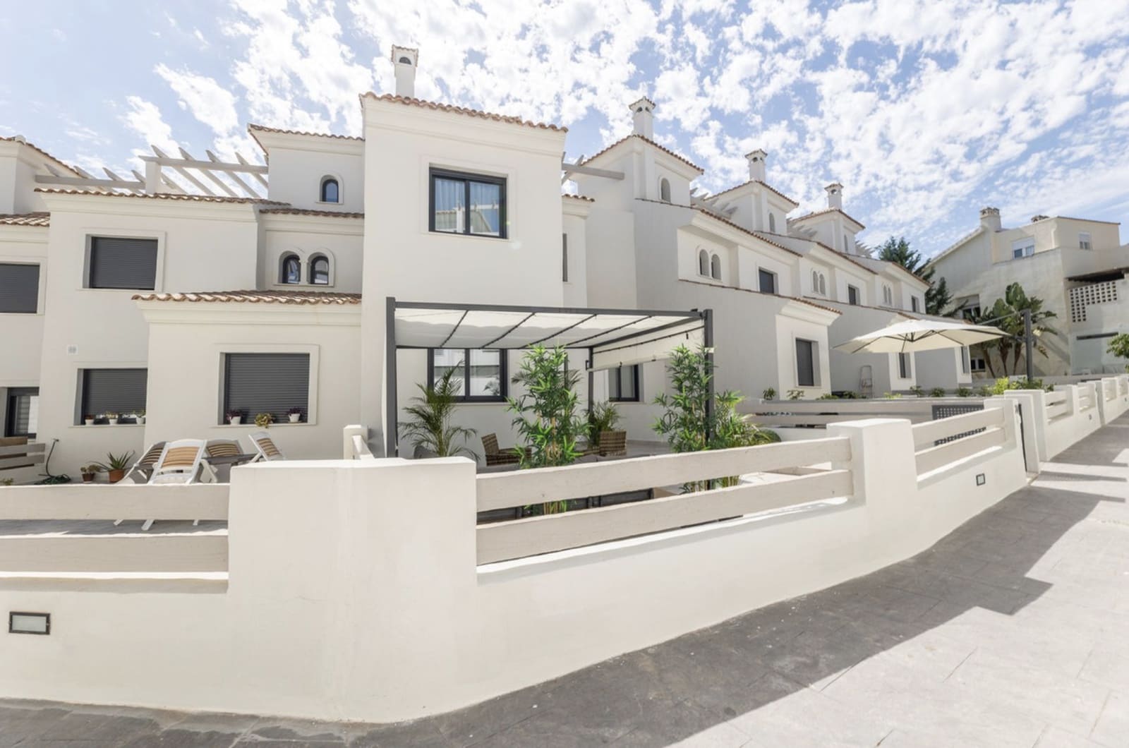 3 Zimmer Haus zu verkaufen in El Paraiso mit Pool Garage - 560.000 € (Ref: 10182897)