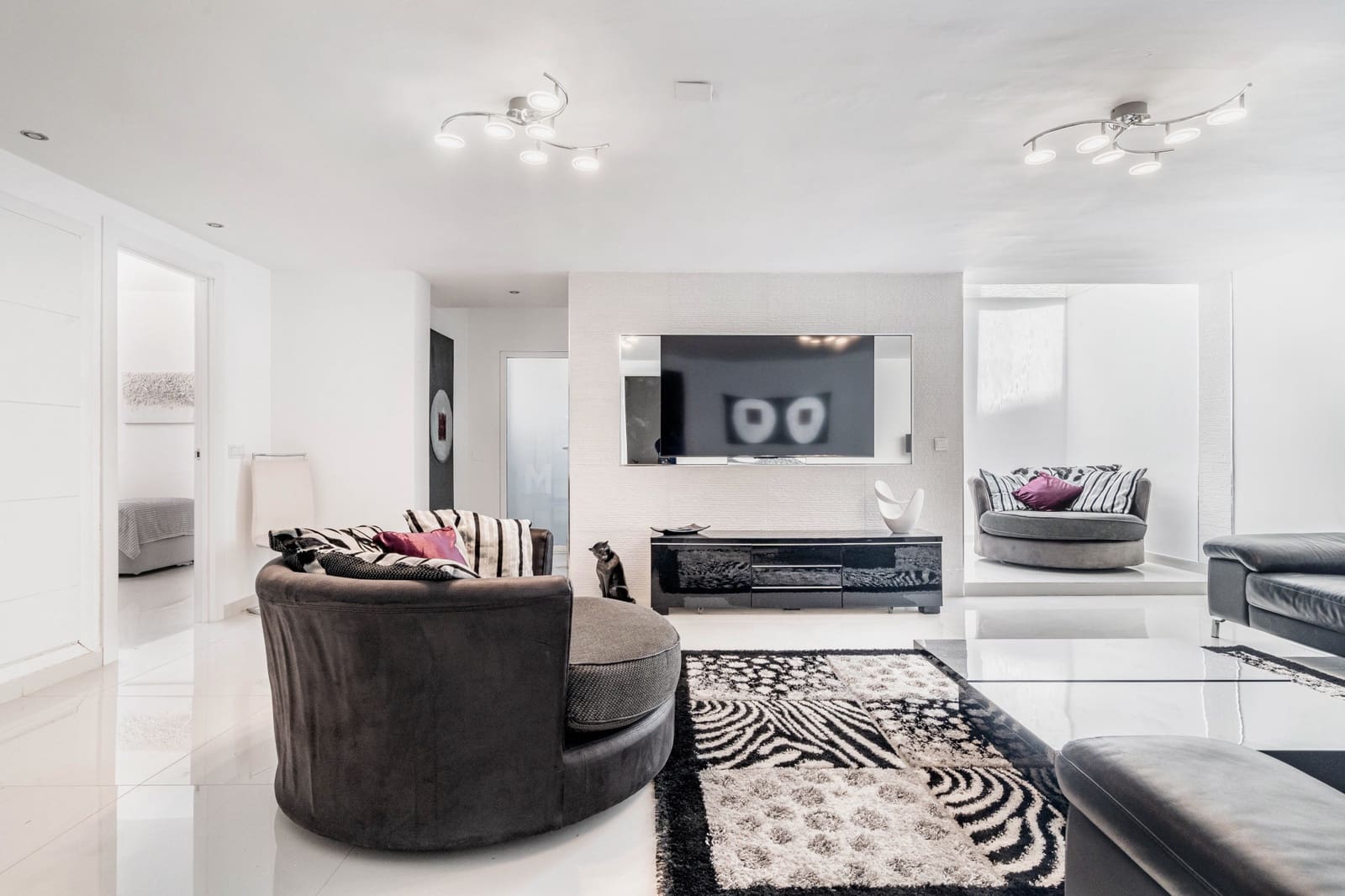 6 slaapkamer Villa te koop in Nueva Andalucia met zwembad garage - € 1.800.000 (Ref: 7955496)