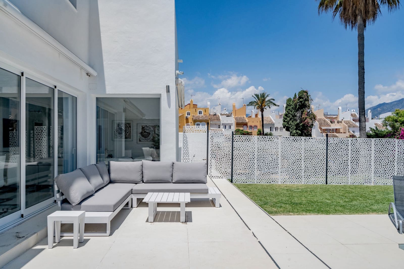 6 slaapkamer Villa te koop in Nueva Andalucia met zwembad garage - € 1.800.000 (Ref: 7955496)