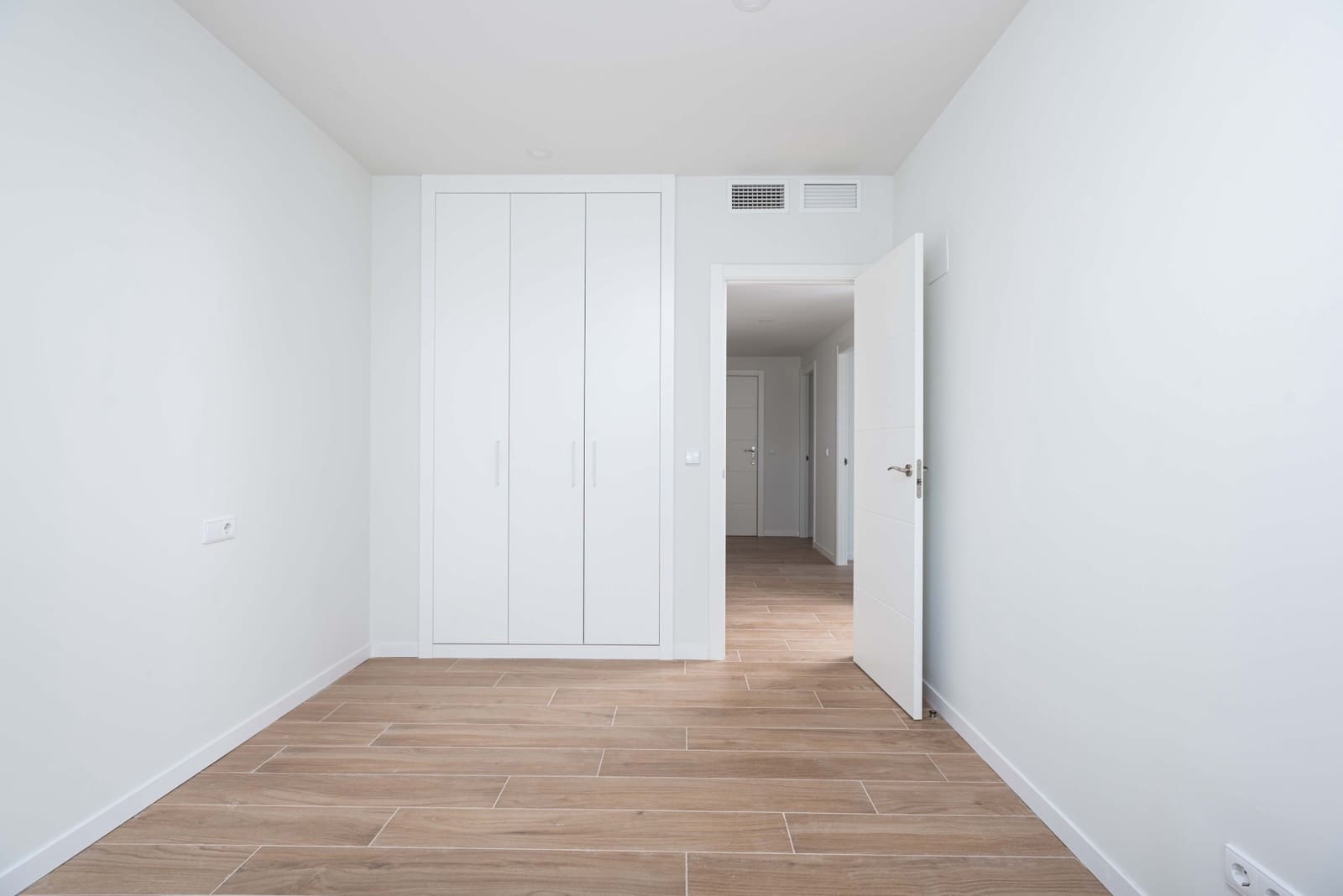 2 sypialnia Apartament na sprzedaż w Nueva Andalucia z basenem garażem - 564 375 € (Ref: 7955701)