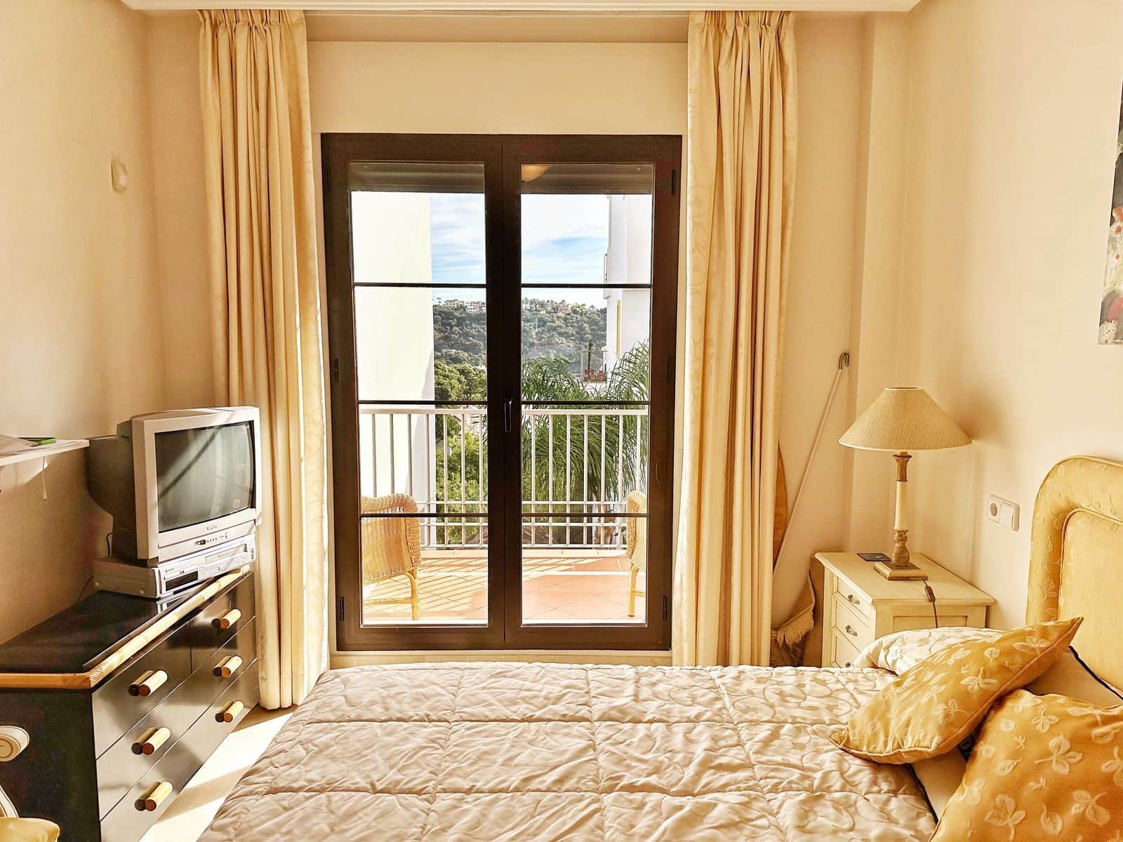 3 sypialnia Apartament na sprzedaż w Benahavis z basenem garażem - 385 000 € (Ref: 8023067)