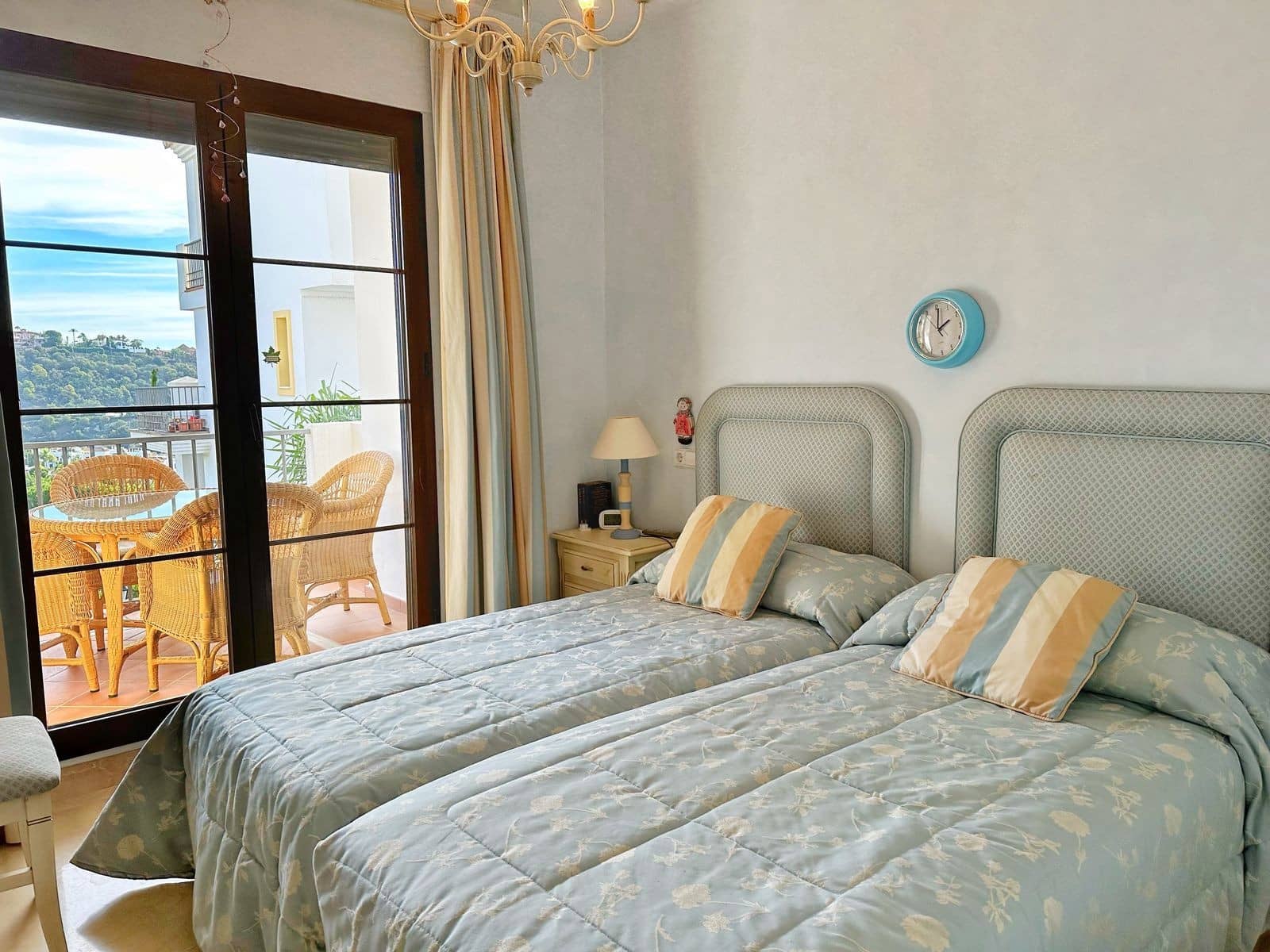 3 sypialnia Apartament na sprzedaż w Benahavis z basenem garażem - 385 000 € (Ref: 8023067)
