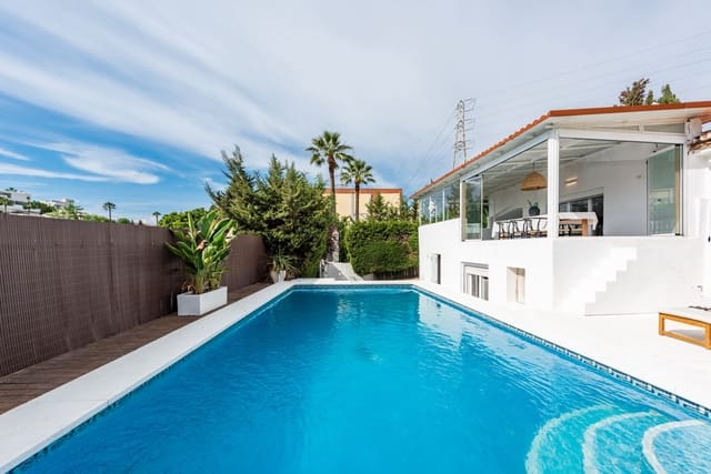 3 soveværelse Villa til salg i Nueva Andalucía Centro, Marbella med swimmingpool garage - € 999.000 (Ref: 8074984)
