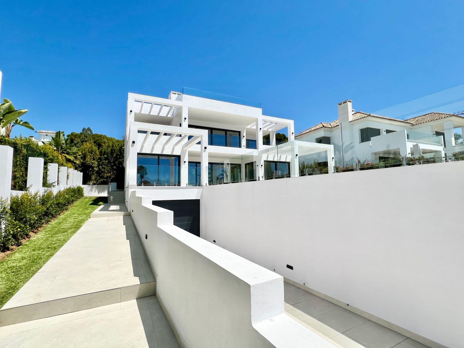 4 bedroom Villa for sale in Marbella with pool garage - € 3,899,000 (Ref: 8074987)
